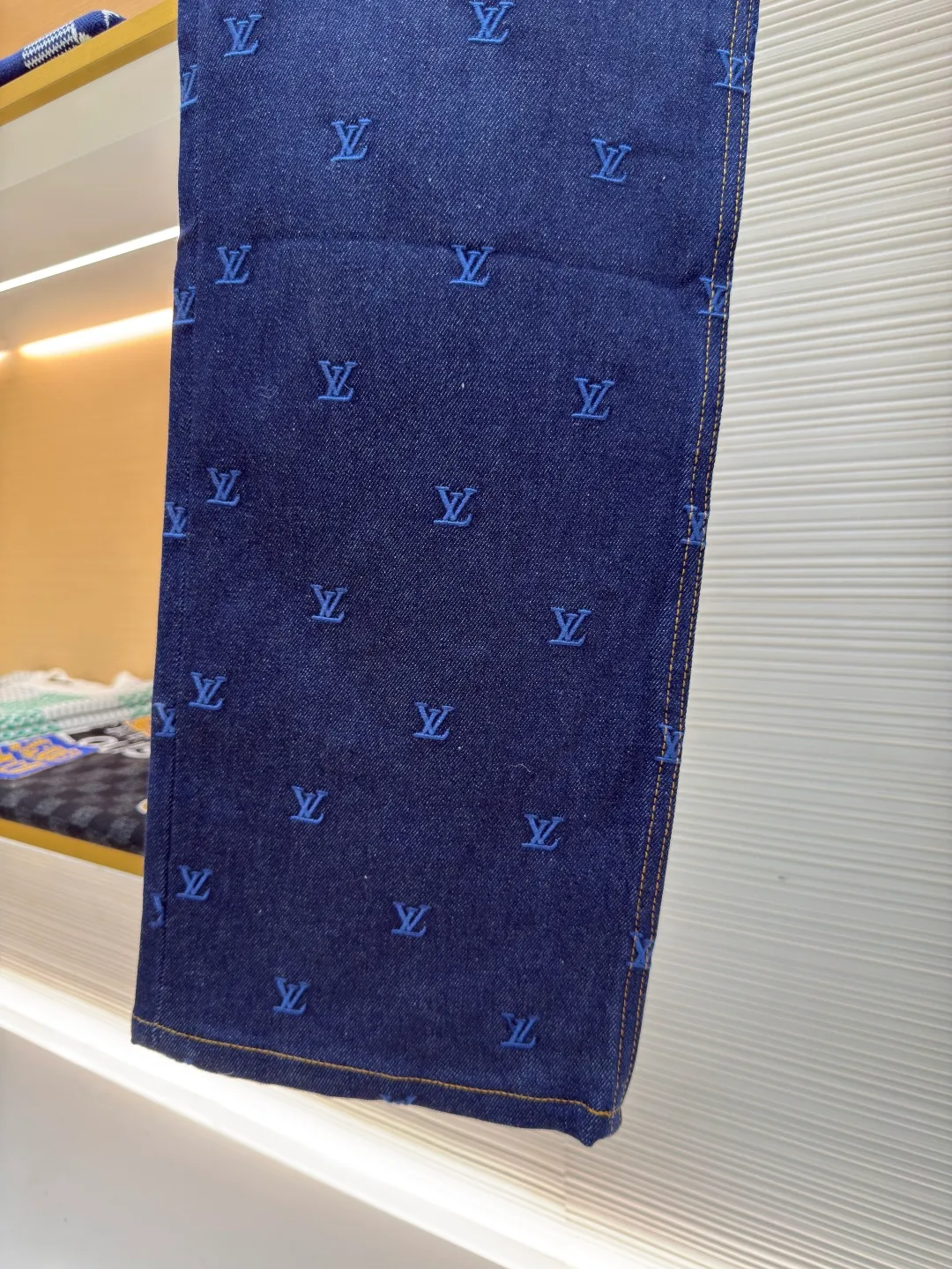 LOUIS VUITTON embroidered logo jeans ●Authentic product: purchased and developed by 15939 ●Item number: 1680014-B60 ●Fabric: denim fabric ●Technology: embroidery production ●Version: fitted version ●Weight: about 1145 grams ●Size: 30-32-34-36 ●Description: The fabric is made of 430g denim fabric, which feels breathable and comfortable after washing. Every detail is customized by YB, with matching patterns, custom hardware buttons, and leather tags that are highly restored, comparable to the original ones. It can be matched with the same style to create a fashionable look, and can be used in various occasions. Customized accessories, complete with three standards, same style for men and women!